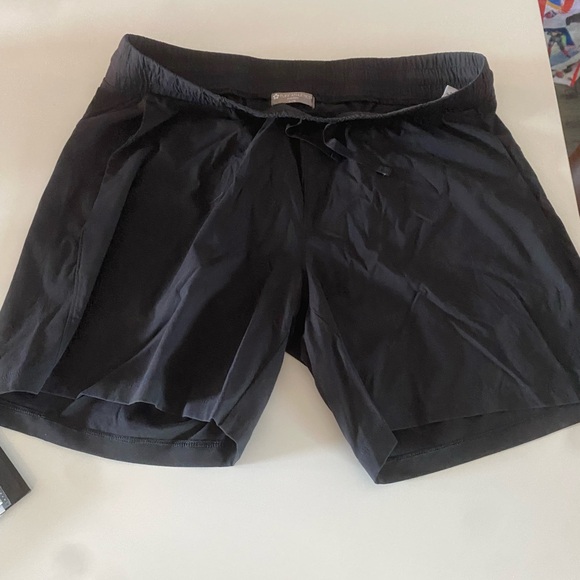 Black exercise shorts - Picture 2 of 3